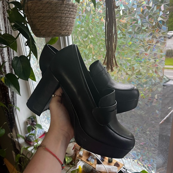 Shoes - Black Platform Heeled Loafers